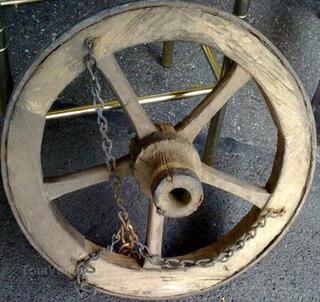Vieille roue en bois cerclée de métal